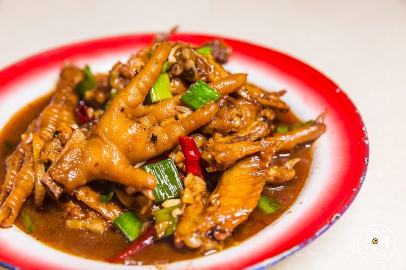 湖南菜，这道来自湘江之畔的美食佳肴，以其独特的麻辣鲜香征服了无数食客的心。今天，我们就来深入探讨一下如何在家做出地道的湖南美味。